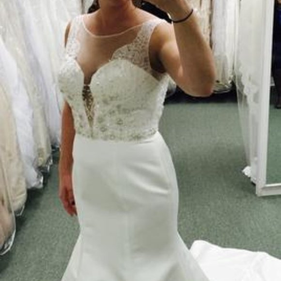Sample Plunging Wedding Dress, Ivory Sz 4, Reg $2499, Sexy Fit & Flare & Light - Picture 1 of 8